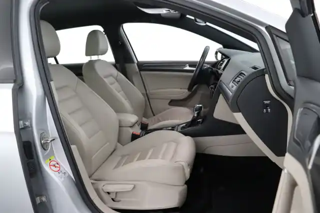 Harmaa Viistoperä, Volkswagen Golf – MYZ-303