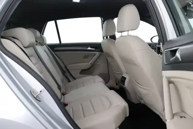 Harmaa Viistoperä, Volkswagen Golf – MYZ-303