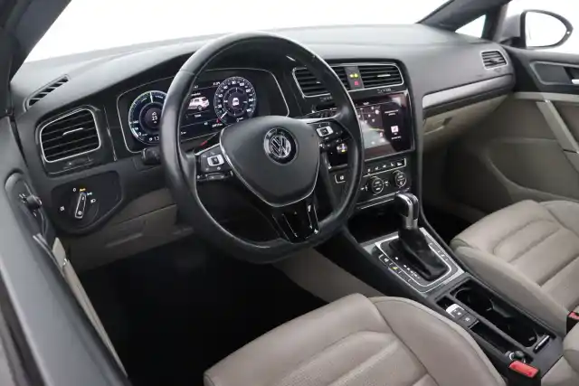 Harmaa Viistoperä, Volkswagen Golf – MYZ-303
