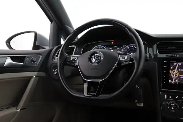 Harmaa Viistoperä, Volkswagen Golf – MYZ-303