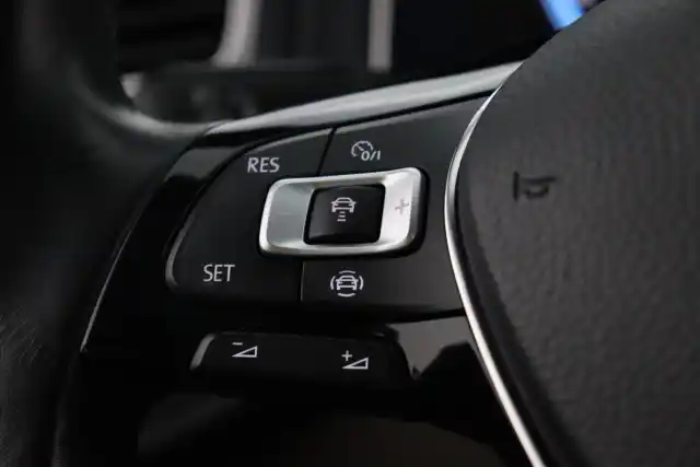 Harmaa Viistoperä, Volkswagen Golf – MYZ-303