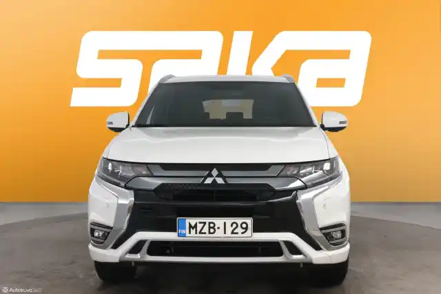 Valkoinen Maastoauto, Mitsubishi Outlander PHEV – MZB-129