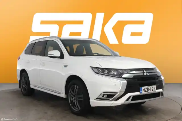 Valkoinen Maastoauto, Mitsubishi Outlander PHEV – MZB-129