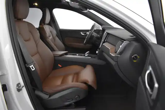 Valkoinen Maastoauto, Volvo XC60 – MZB-628