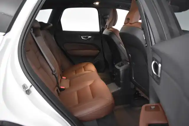 Valkoinen Maastoauto, Volvo XC60 – MZB-628