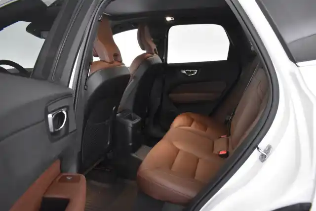 Valkoinen Maastoauto, Volvo XC60 – MZB-628