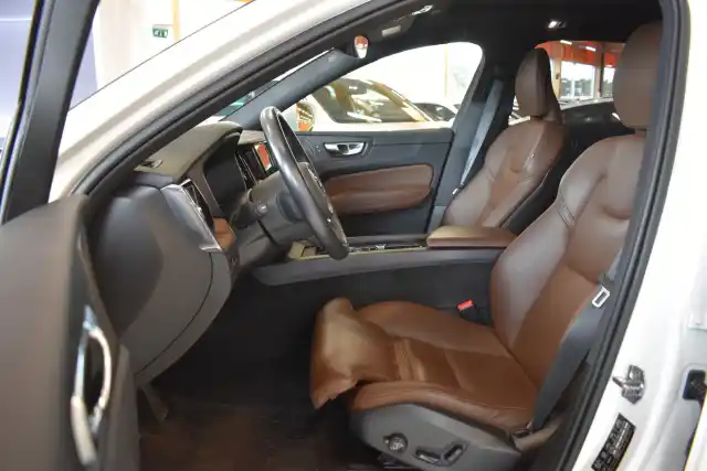 Valkoinen Maastoauto, Volvo XC60 – MZB-628