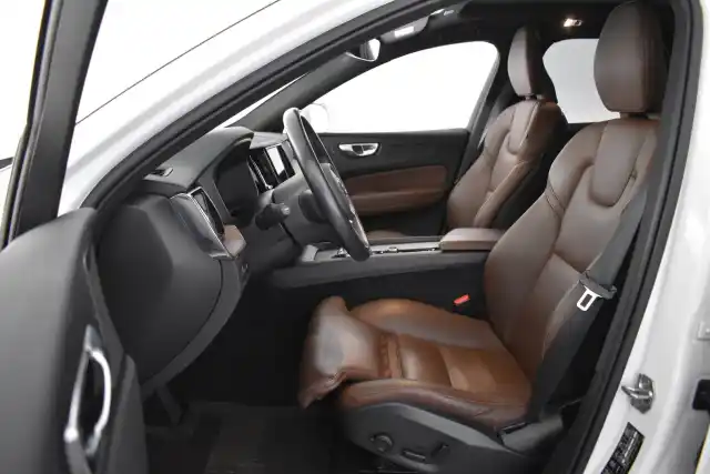 Valkoinen Maastoauto, Volvo XC60 – MZB-628