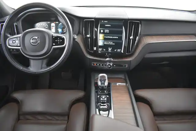 Valkoinen Maastoauto, Volvo XC60 – MZB-628