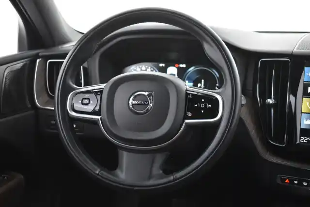 Valkoinen Maastoauto, Volvo XC60 – MZB-628