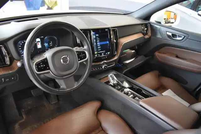Valkoinen Maastoauto, Volvo XC60 – MZB-628