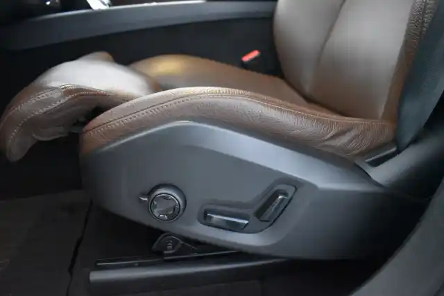 Valkoinen Maastoauto, Volvo XC60 – MZB-628