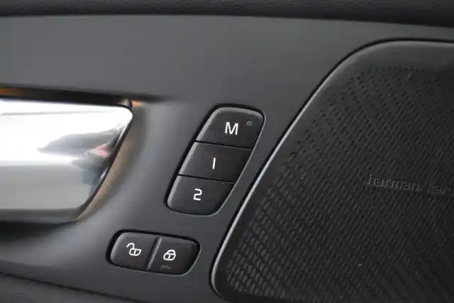 Valkoinen Maastoauto, Volvo XC60 – MZB-628