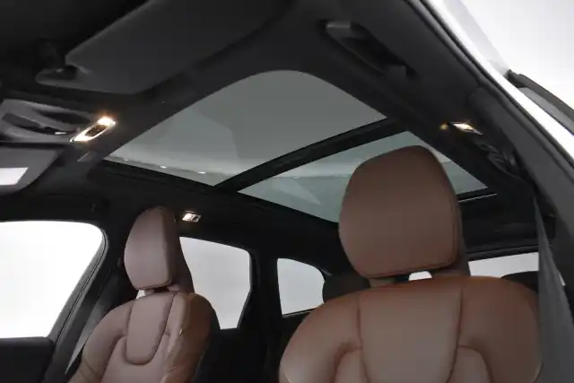 Valkoinen Maastoauto, Volvo XC60 – MZB-628