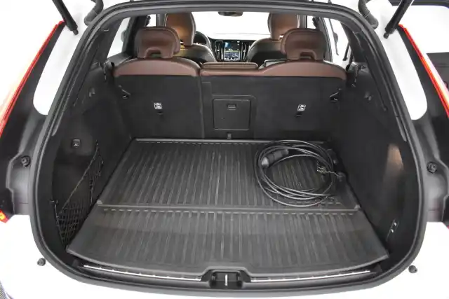 Valkoinen Maastoauto, Volvo XC60 – MZB-628
