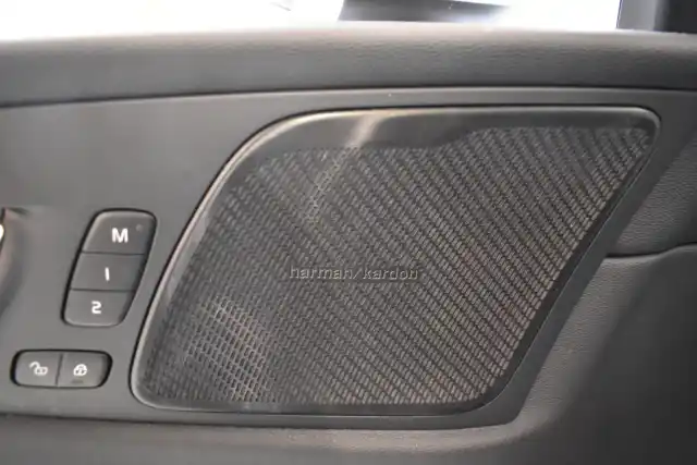 Valkoinen Maastoauto, Volvo XC60 – MZB-628