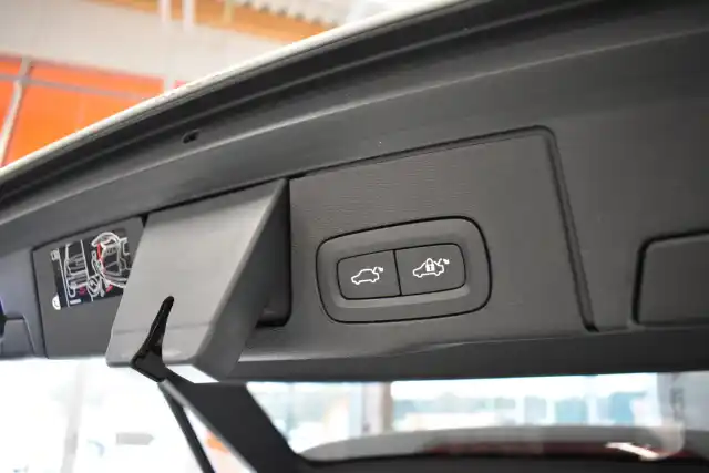 Valkoinen Maastoauto, Volvo XC60 – MZB-628