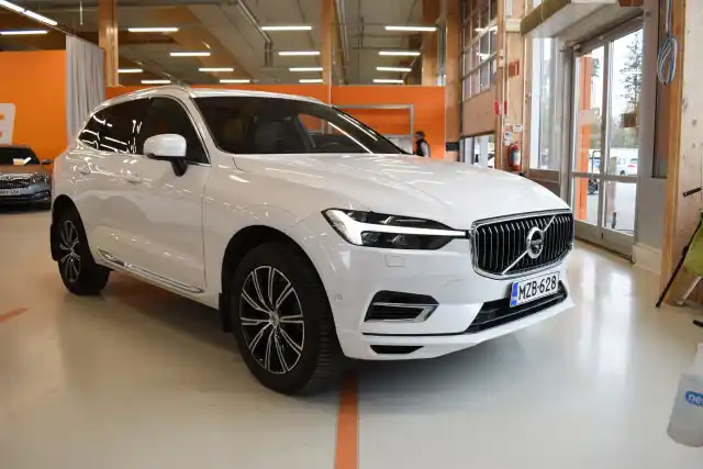 Valkoinen Maastoauto, Volvo XC60 – MZB-628