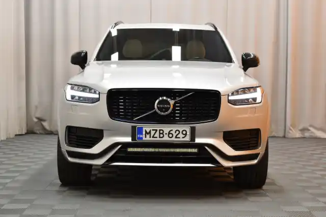 Harmaa Maastoauto, Volvo XC90 – MZB-629