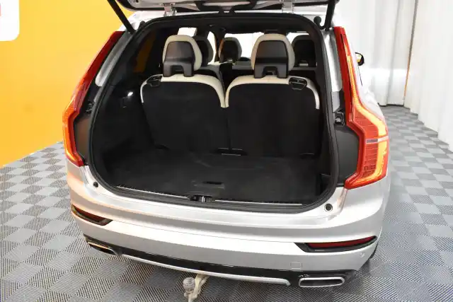 Harmaa Maastoauto, Volvo XC90 – MZB-629