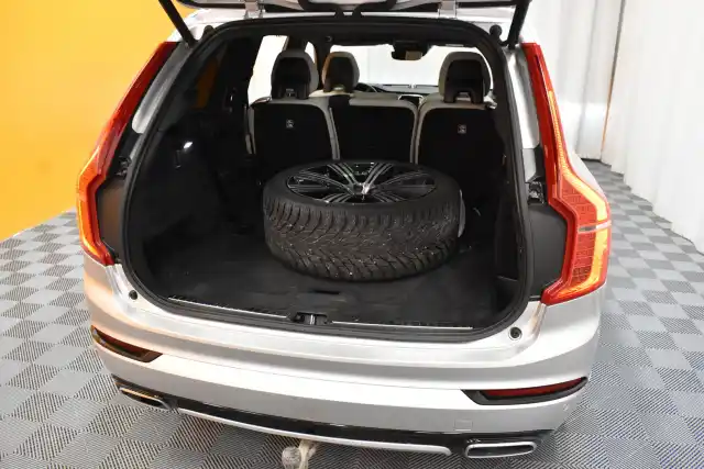 Harmaa Maastoauto, Volvo XC90 – MZB-629