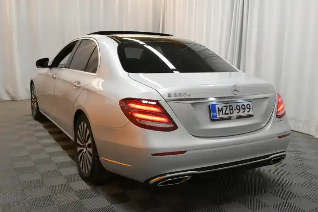 Harmaa Sedan, Mercedes-Benz E – MZB-999