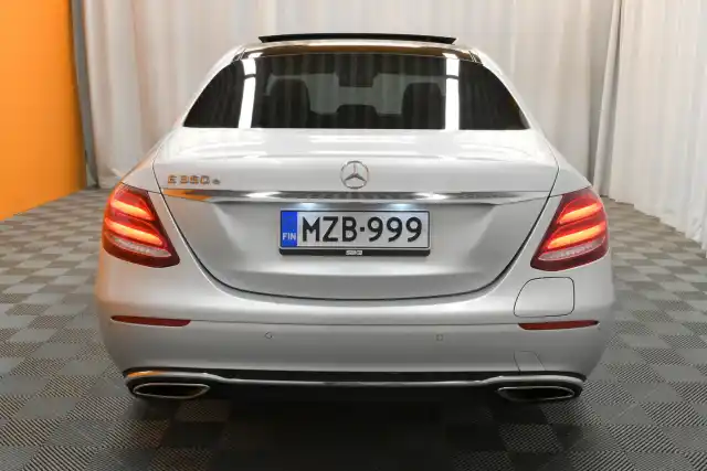 Harmaa Sedan, Mercedes-Benz E – MZB-999