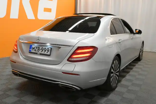 Harmaa Sedan, Mercedes-Benz E – MZB-999