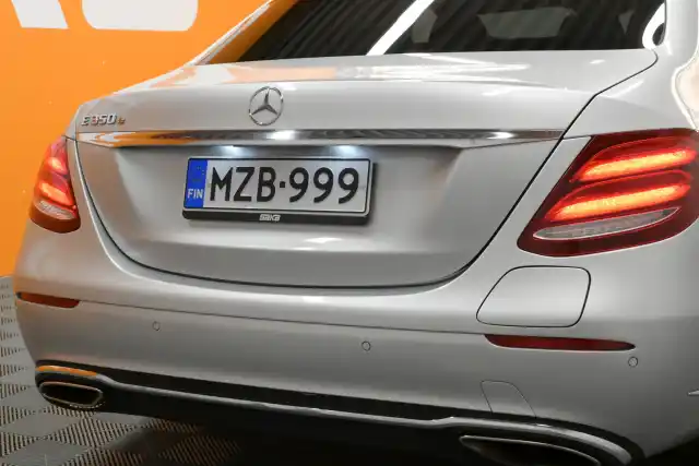 Harmaa Sedan, Mercedes-Benz E – MZB-999