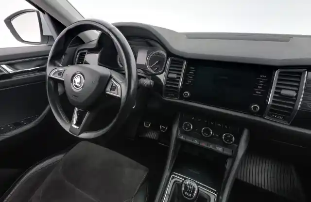 Valkoinen Maastoauto, Skoda Kodiaq – MZC-708