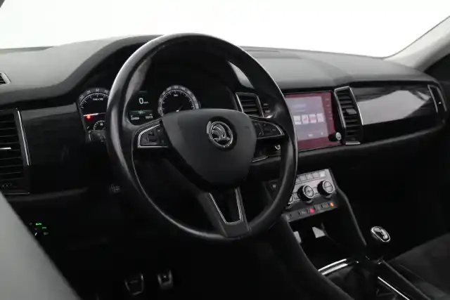 Valkoinen Maastoauto, Skoda Kodiaq – MZC-708