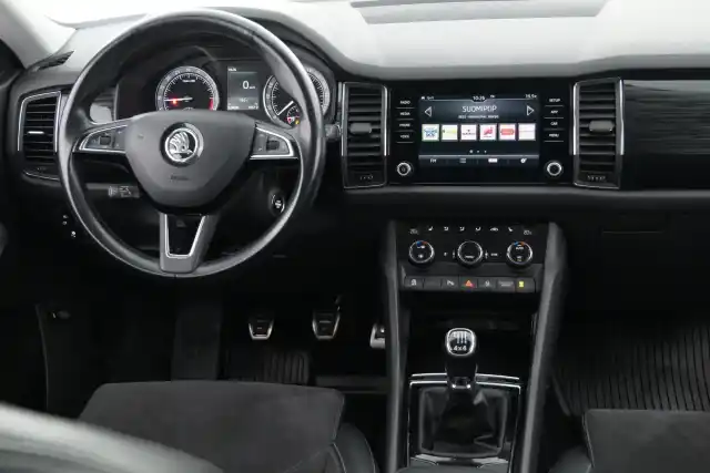 Valkoinen Maastoauto, Skoda Kodiaq – MZC-708