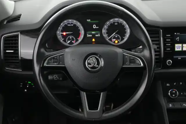 Valkoinen Maastoauto, Skoda Kodiaq – MZC-708