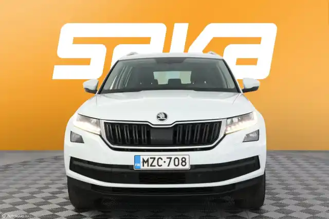 Valkoinen Maastoauto, Skoda Kodiaq – MZC-708