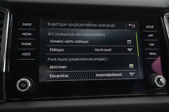 Valkoinen Maastoauto, Skoda Kodiaq – MZC-708