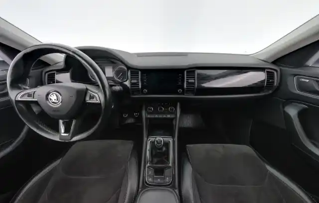Valkoinen Maastoauto, Skoda Kodiaq – MZC-708