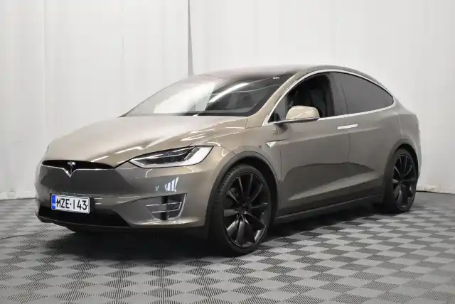 Ruskea Maastoauto, Tesla Model X – MZE-143