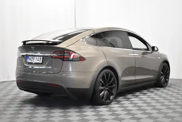 Ruskea Maastoauto, Tesla Model X – MZE-143