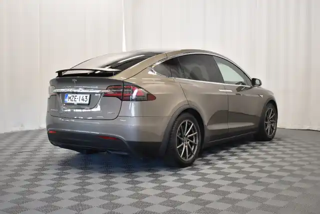 Ruskea Maastoauto, Tesla Model X – MZE-143