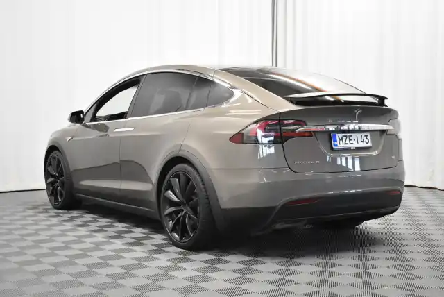 Ruskea Maastoauto, Tesla Model X – MZE-143