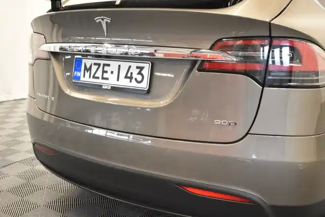 Ruskea Maastoauto, Tesla Model X – MZE-143