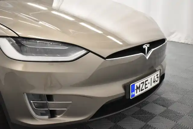 Ruskea Maastoauto, Tesla Model X – MZE-143