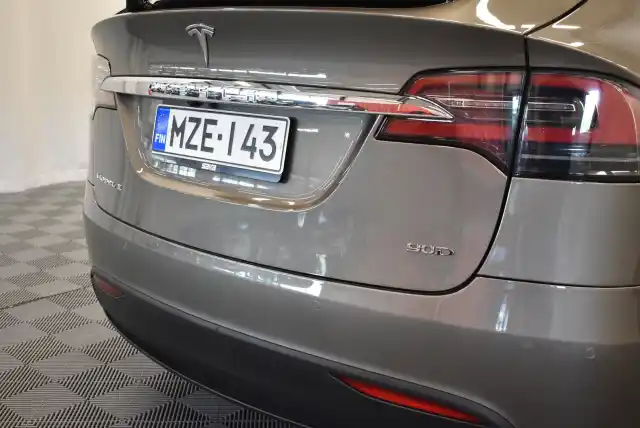 Ruskea Maastoauto, Tesla Model X – MZE-143
