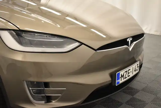 Ruskea Maastoauto, Tesla Model X – MZE-143