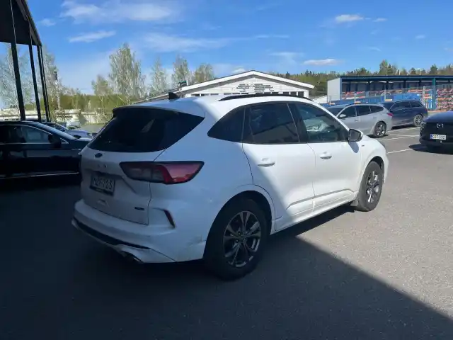 Valkoinen Maastoauto, Ford Kuga – MZF-723