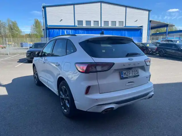 Valkoinen Maastoauto, Ford Kuga – MZF-723