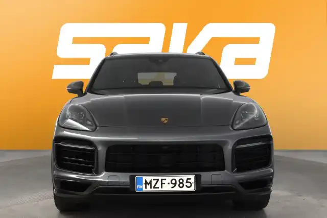 Harmaa Maastoauto, Porsche Cayenne – MZF-985