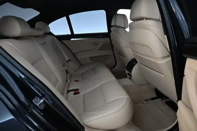 Sininen Sedan, BMW M550D – MZG-139