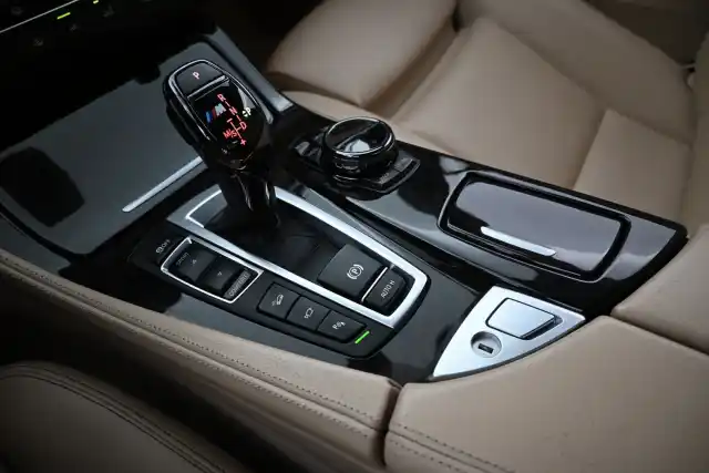 Sininen Sedan, BMW M550D – MZG-139