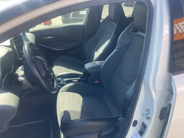Valkoinen Viistoperä, Toyota Corolla – MZG-277